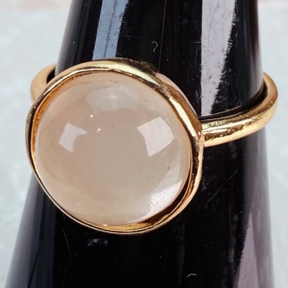 Goldtone light center accent, minimalist costume ring size 6 1/4 - Picture 1 of 4